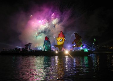 Cracow, Polonya - 4 Haziran 2022 Büyük Ejder Geçidi. Vistula Nehri 'ndeki Büyük Açık Hava Şovu.