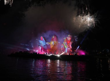 Cracow, Polonya - 4 Haziran 2022 Büyük Ejder Geçidi. Vistula Nehri 'ndeki Büyük Açık Hava Şovu.