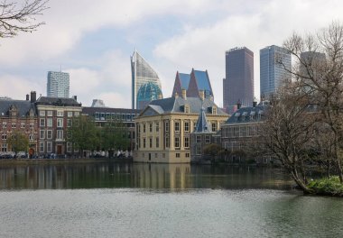 Lahey, Hollanda - 17 Nisan 2023: Mauritshuis Müzesi binası ve Binnenhof - Hollanda Parlamentosu Hofvijver gölü, Lahey, Hollanda;
