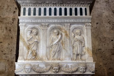 Sahip Marittima, İtalya - 11 Eylül 2022: Küçük bir tapınağın üzerinde dikdörtgen bir banyosu olan muazzam vaftiz fontu. Vaftizin tarihi 1267 'dir. Sahip Marittima 'daki Aziz Cerbonius Katedrali. İtalya