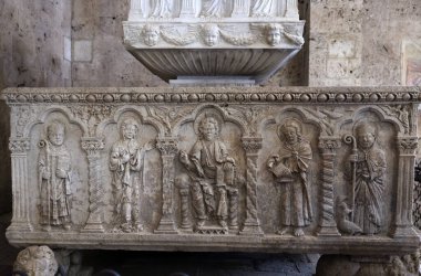 Sahip Marittima, İtalya - 11 Eylül 2022: Küçük bir tapınağın üzerinde dikdörtgen bir banyosu olan muazzam vaftiz fontu. Vaftizin tarihi 1267 'dir. Sahip Marittima 'daki Aziz Cerbonius Katedrali. İtalya