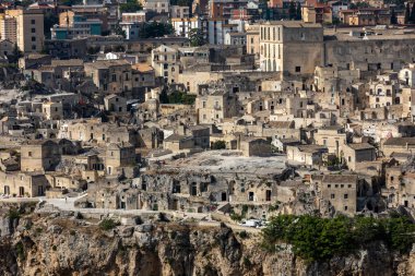 Sassi di Matera 'nın panoramik manzarası Matera şehrinin tarihi bir bölgesidir. Belvedere di Murgia Timone, Basilicata, İtalya' daki antik mağara evleri ile ünlüdür. 