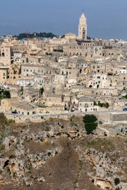 Sassi di Matera 'nın panoramik manzarası Matera şehrinin tarihi bir bölgesidir. Belvedere di Murgia Timone, Basilicata, İtalya' daki antik mağara evleri ile ünlüdür. 