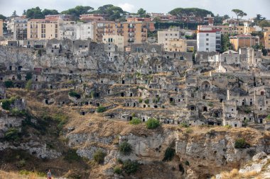 Sassi di Matera 'nın panoramik manzarası Matera şehrinin tarihi bir bölgesidir. Belvedere di Murgia Timone, Basilicata, İtalya' daki antik mağara evleri ile ünlüdür. 