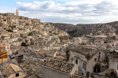 Sassi di Matera 'nın manzarası. Matera şehrinin tarihi bir bölgesidir. Eski mağara evleri ile ünlüdür. Basilicata. İtalya