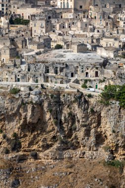 Sassi di Matera 'nın panoramik manzarası Matera şehrinin tarihi bir bölgesidir. Belvedere di Murgia Timone, Basilicata, İtalya' daki antik mağara evleri ile ünlüdür. 