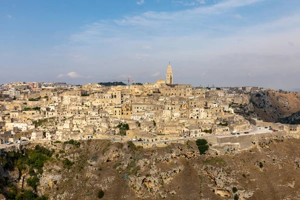 Sassi di Matera 'nın panoramik manzarası Matera şehrinin tarihi bir bölgesidir. Belvedere di Murgia Timone, Basilicata, İtalya' daki antik mağara evleri ile ünlüdür. 