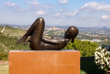 Grinzane Cavour, İtalya - 8 Eylül 2022: Grinzane Cavour Kalesi bahçesinde Sergio Unia 'nın heykelleriyle birlikte açık hava sanat kurulumu. Piedmont, İtalya