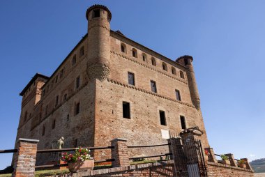Grinzane Cavour, İtalya - 9 Eylül 2022: Grinzane Cavour Kalesi, Langhe bölgesi, Piedmont, İtalya