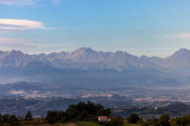 Piedmont 'tan gün doğumunda Alpler' in manzarası. İtalya