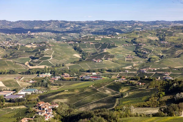 La Morra 'dan Langhe üzüm bağlarının manzarası, UNESCO Sitesi, Piedmont, İtalya