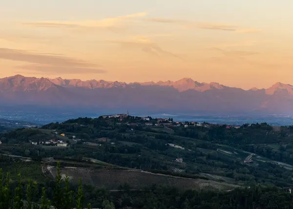 Piedmont 'tan gün doğumunda Alpler' in manzarası. İtalya