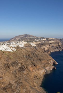 Yunanistan 'ın Santorini adasındaki Imerovigli köyünden Santorini kaldera kayalıklarının panoramik manzarası 