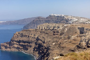 Yunanistan 'ın Santorini Adası' ndaki görkemli volkanik kayalıkların muhteşem manzarası.