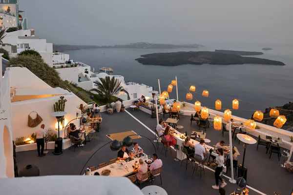 Imerovigli Santorin Griechenland Juli 2021 Menschen Beim Romantischen Abendessen Auf — Stockfoto
