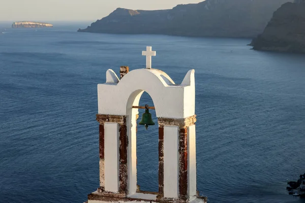 Yunanistan Santorini Adasında Deniz Manzarası Beyaz Çan Kulesi — Stok fotoğraf