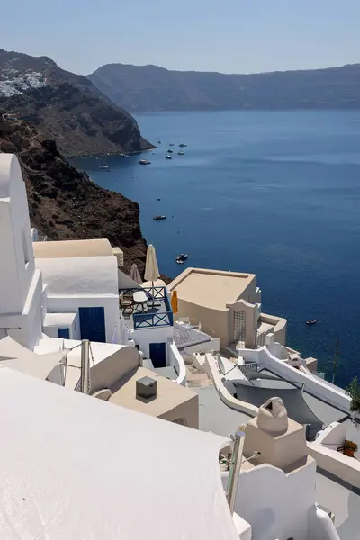 Oia Santorini Greece July 2021 Білі Будинки Терасами Басейнами Красивий — стокове фото