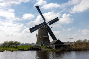 Hollanda 'daki Kinderdijk' teki 19 rüzgar değirmeninden biri. 1740 yılında inşa edilen, Hollanda 'daki en büyük yel değirmeni yoğunluğu, UNESCO' nun dünya mirası alanı.. 