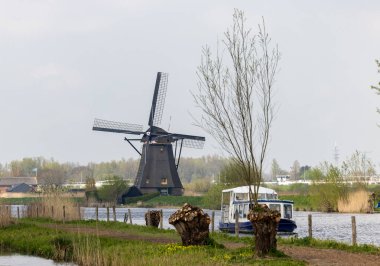 Kinderdijk, Hollanda - 17 Nisan 2023: 19 Kinderdijk 'te inşa edilen yel değirmenleri, seli önlemek için daha büyük bir su yönetim sisteminin parçasıdır. Bir UNESCO dünya mirası sahası.