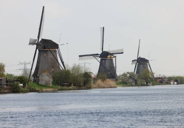 Hollanda, Kinderdijk 'teki yel değirmenleri, UNESCO' nun dünya mirası. 1740 Sisteminde inşa edilen yel değirmenleri, sel baskınlarını önlemek için daha büyük bir su yönetim sisteminin parçasıdır..