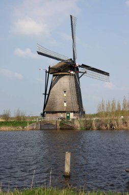 Hollanda 'daki Kinderdijk' teki 19 rüzgar değirmeninden biri. 1740 yılında inşa edilen, Hollanda 'daki en büyük yel değirmeni yoğunluğu, UNESCO' nun dünya mirası alanı.. 