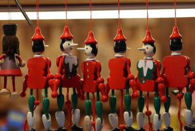 Krakow, Polonya - 19 Aralık 2021: Krakow 'daki hediyelik eşya dükkanında geleneksel ahşap Pinokyo oyuncağı satıldı.