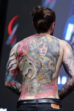 Krakow, Polonya - 11 Haziran 2022: Krakow 'daki 15. Dövme Fuarı' nda en iyi dövme yarışması sırasında kimliği belirsiz katılımcı. En prestijli dövme festivallerinden biri..