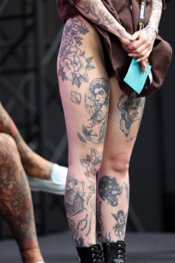 Krakow, Polonya - 11 Haziran 2022: Krakow 'daki 15. Dövme Fuarı' nda en iyi dövme yarışması sırasında kimliği belirsiz katılımcı. En prestijli dövme festivallerinden biri..