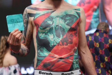 Krakow, Polonya - 12 Haziran 2022: Krakow 'daki 15. Dövme Fuarı' nda en iyi dövme yarışması sırasında kimliği belirsiz katılımcı. En prestijli dövme festivallerinden biri..