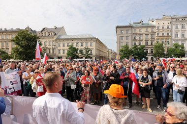 Krakow, Polonya - 1 Ekim 2023 Krakow 'da Milyonlarca Yürek Yürüyüşü. Polonyalı kalabalıklar Krakow sokaklarında PiS 'in yönetimini protesto ediyor.