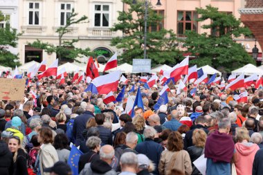 Krakow, Polonya - 1 Ekim 2023 Krakow 'da Milyonlarca Yürek Yürüyüşü. Polonyalı kalabalıklar Krakow sokaklarında PiS 'in yönetimini protesto ediyor.