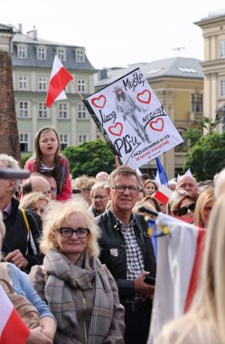 Krakow, Polonya - 1 Ekim 2023 Krakow 'da Milyonlarca Yürek Yürüyüşü. Polonyalı kalabalıklar Krakow sokaklarında PiS 'in yönetimini protesto ediyor.