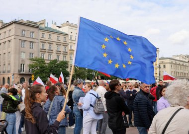 Krakow, Polonya - 1 Ekim 2023 Krakow 'da Milyonlarca Yürek Yürüyüşü. Polonyalı kalabalıklar Krakow sokaklarında PiS 'in yönetimini protesto ediyor.