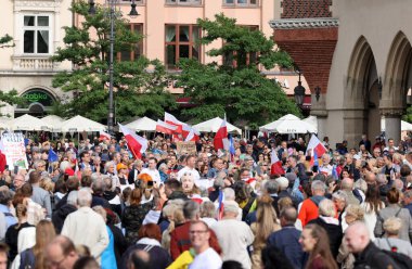 Krakow, Polonya - 1 Ekim 2023 Krakow 'da Milyonlarca Yürek Yürüyüşü. Polonyalı kalabalıklar Krakow sokaklarında PiS 'in yönetimini protesto ediyor.