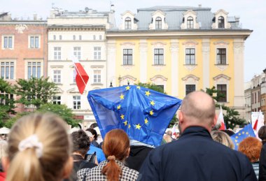 Krakow, Polonya - 1 Ekim 2023 Krakow 'da Milyonlarca Yürek Yürüyüşü. Polonyalı kalabalıklar Krakow sokaklarında PiS 'in yönetimini protesto ediyor.