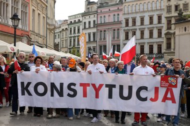 Krakow, Polonya - 1 Ekim 2023 Krakow 'da Milyonlarca Yürek Yürüyüşü. Polonyalı kalabalıklar Krakow sokaklarında PiS 'in yönetimini protesto ediyor.