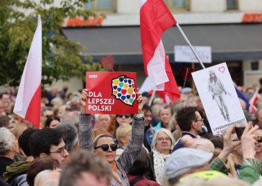 Krakow, Polonya - 1 Ekim 2023 Krakow 'da Milyonlarca Yürek Yürüyüşü. Polonyalı kalabalıklar Krakow sokaklarında PiS 'in yönetimini protesto ediyor.