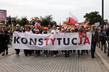 Krakow, Polonya - 1 Ekim 2023 Krakow 'da Milyonlarca Yürek Yürüyüşü. Polonyalı kalabalıklar Krakow sokaklarında PiS 'in yönetimini protesto ediyor.