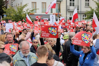 Krakow, Polonya - 1 Ekim 2023 Krakow 'da Milyonlarca Yürek Yürüyüşü. Polonyalı kalabalıklar Krakow sokaklarında PiS 'in yönetimini protesto ediyor.
