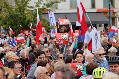 Krakow, Polonya - 1 Ekim 2023 Krakow 'da Milyonlarca Yürek Yürüyüşü. Polonyalı kalabalıklar Krakow sokaklarında PiS 'in yönetimini protesto ediyor.