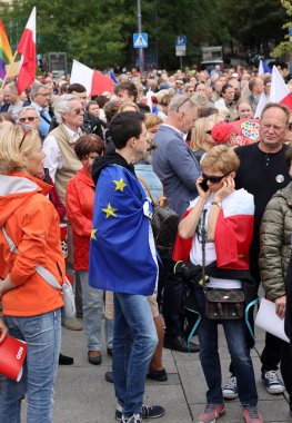 Krakow, Polonya - 1 Ekim 2023 Krakow 'da Milyonlarca Yürek Yürüyüşü. Polonyalı kalabalıklar Krakow sokaklarında PiS 'in yönetimini protesto ediyor.