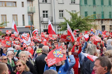Krakow, Polonya - 1 Ekim 2023 Krakow 'da Milyonlarca Yürek Yürüyüşü. Polonyalı kalabalıklar Krakow sokaklarında PiS 'in yönetimini protesto ediyor.