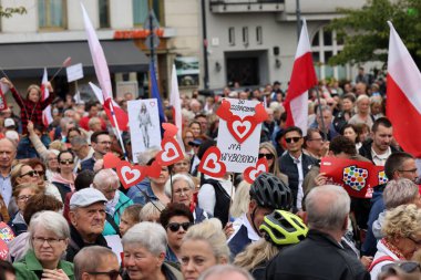 Krakow, Polonya - 1 Ekim 2023 Krakow 'da Milyonlarca Yürek Yürüyüşü. Polonyalı kalabalıklar Krakow sokaklarında PiS 'in yönetimini protesto ediyor.