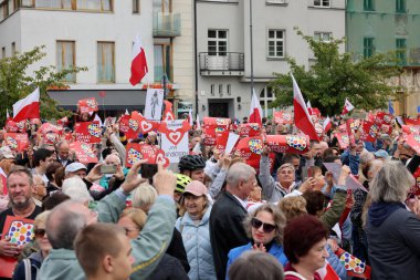 Krakow, Polonya - 1 Ekim 2023 Krakow 'da Milyonlarca Yürek Yürüyüşü. Polonyalı kalabalıklar Krakow sokaklarında PiS 'in yönetimini protesto ediyor.