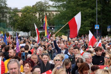 Krakow, Polonya - 1 Ekim 2023 Krakow 'da Milyonlarca Yürek Yürüyüşü. Polonyalı kalabalıklar Krakow sokaklarında PiS 'in yönetimini protesto ediyor.