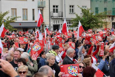 Krakow, Polonya - 1 Ekim 2023 Krakow 'da Milyonlarca Yürek Yürüyüşü. Polonyalı kalabalıklar Krakow sokaklarında PiS 'in yönetimini protesto ediyor.