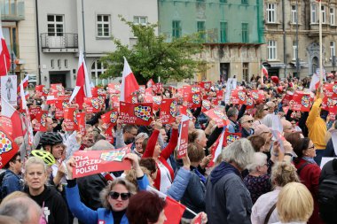 Krakow, Polonya - 1 Ekim 2023 Krakow 'da Milyonlarca Yürek Yürüyüşü. Polonyalı kalabalıklar Krakow sokaklarında PiS 'in yönetimini protesto ediyor.