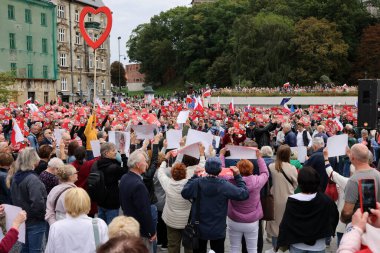 Krakow, Polonya - 1 Ekim 2023 Krakow 'da Milyonlarca Yürek Yürüyüşü. Polonyalı kalabalıklar Krakow sokaklarında PiS 'in yönetimini protesto ediyor.