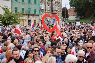 Krakow, Polonya - 1 Ekim 2023 Krakow 'da Milyonlarca Yürek Yürüyüşü. Polonyalı kalabalıklar Krakow sokaklarında PiS 'in yönetimini protesto ediyor.