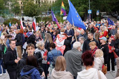 Krakow, Polonya - 1 Ekim 2023 Krakow 'da Milyonlarca Yürek Yürüyüşü. Polonyalı kalabalıklar Krakow sokaklarında PiS 'in yönetimini protesto ediyor.